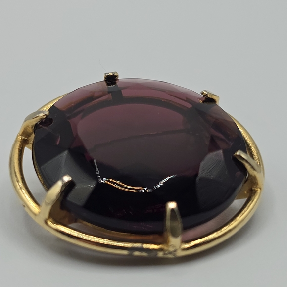 Vintage Purple Amethyst Colored Glass MCM 1.5" Faceted Circle Brooch, Unsigned - Picture 12 of 13